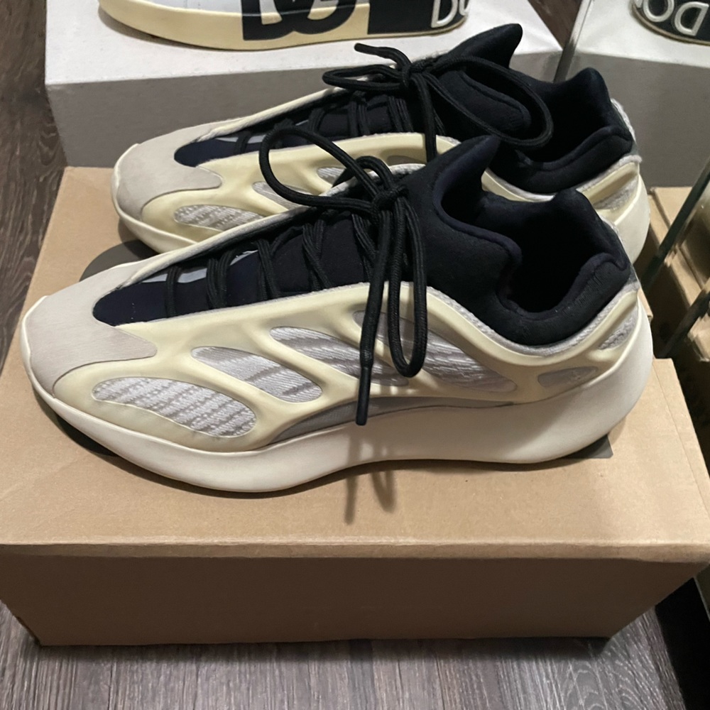 🔥🔥LIKE NEW- YEEZY 700 “Azael” V3 Sneakers